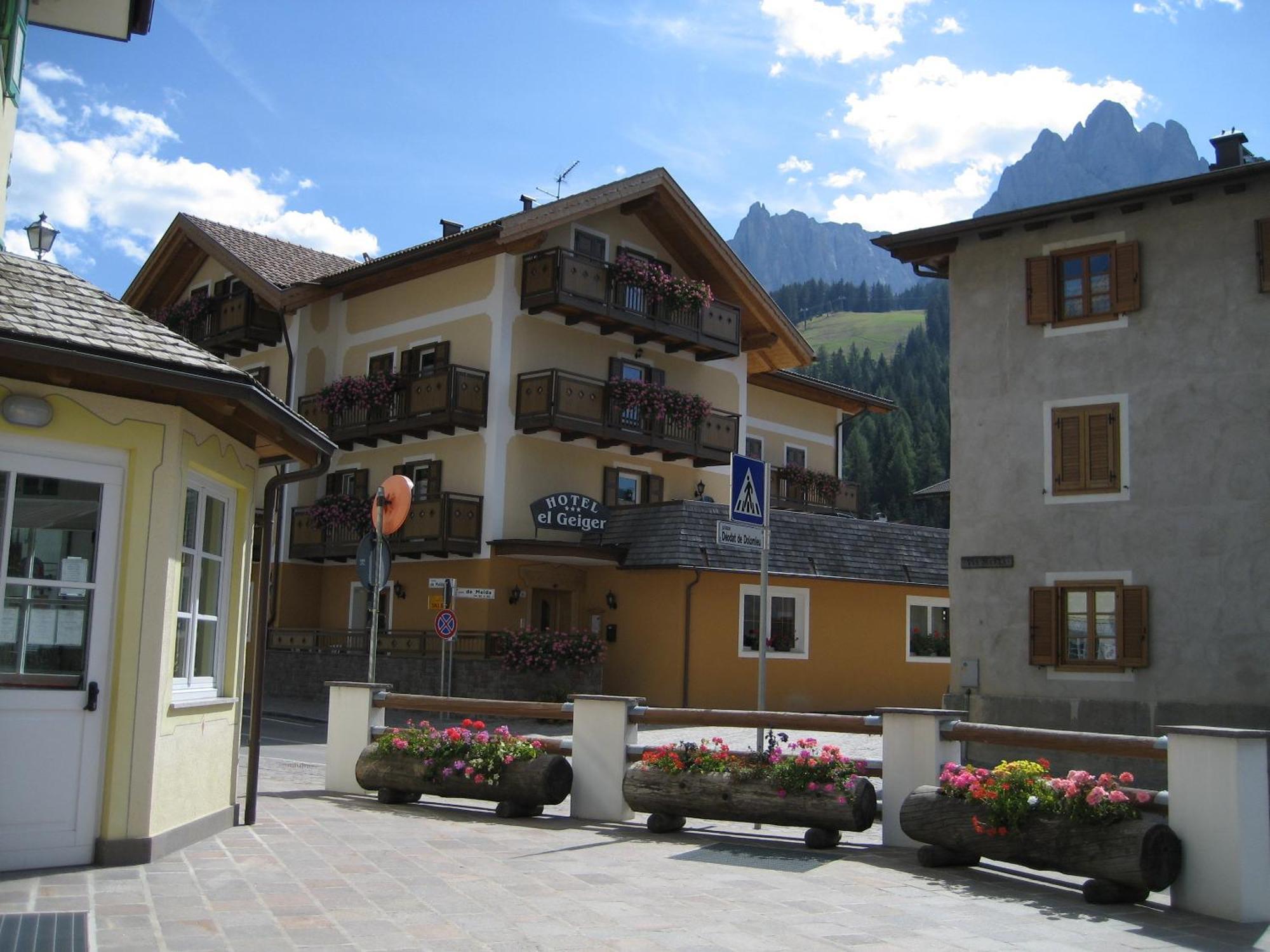 Hotel El Geiger Pozza di Fassa Exteriör bild