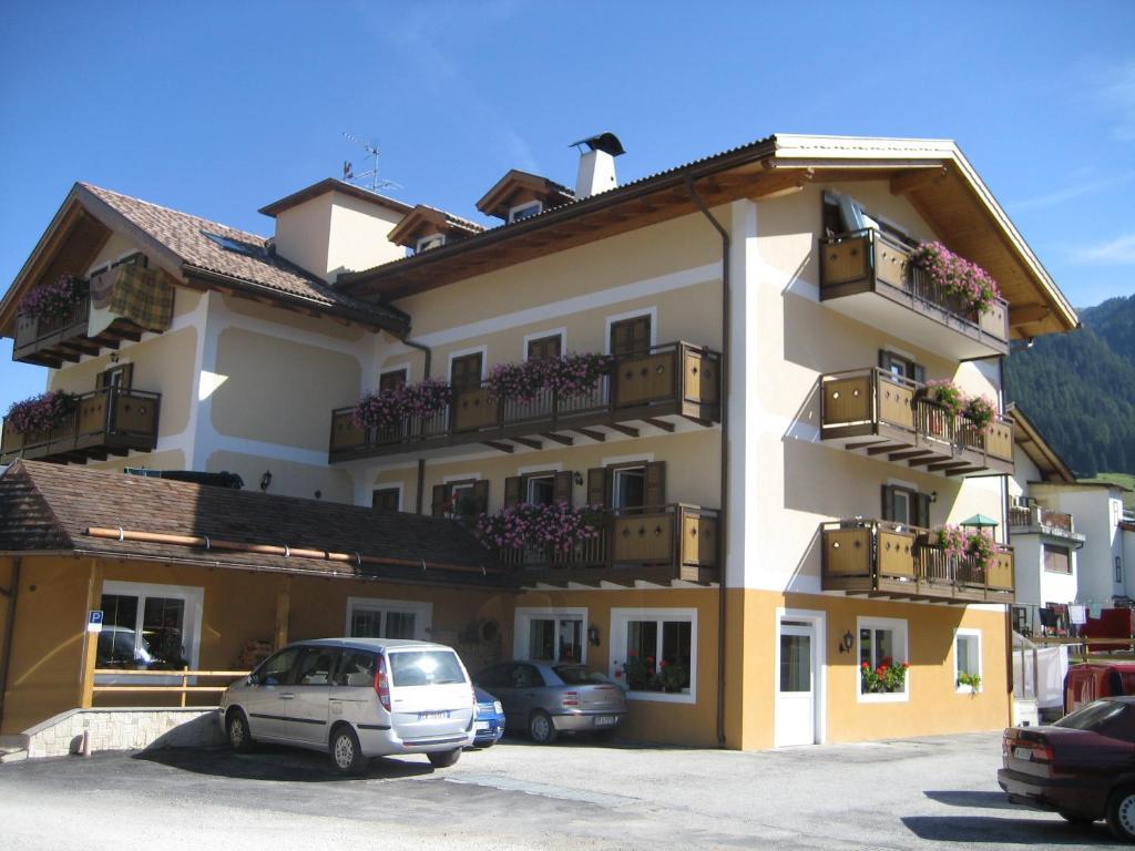 Hotel El Geiger Pozza di Fassa Exteriör bild