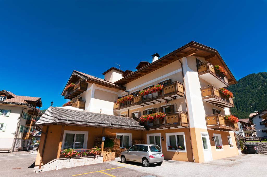 Hotel El Geiger Pozza di Fassa Exteriör bild